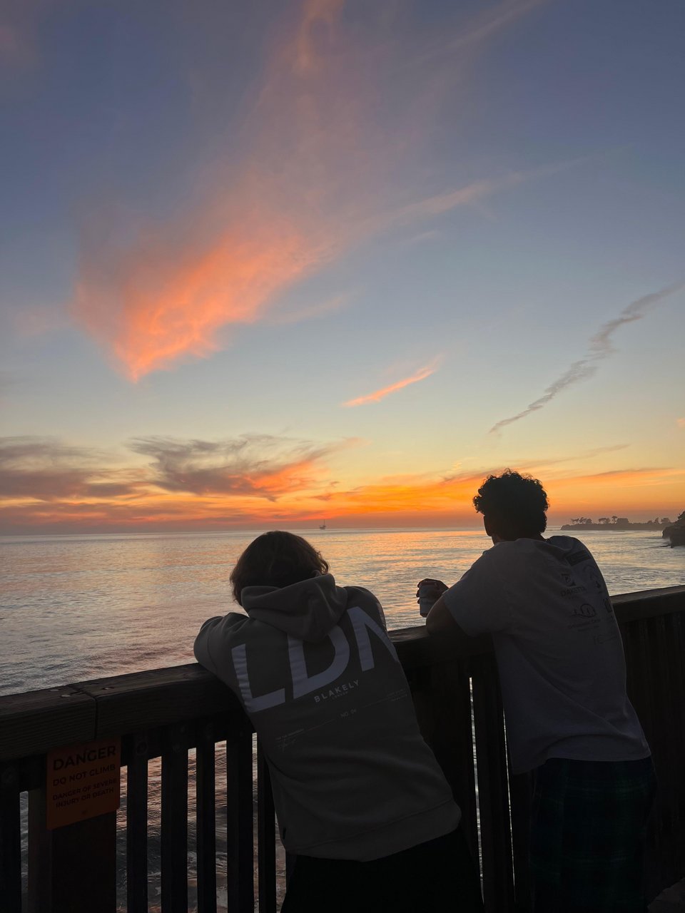 Zwei Menschen vor Sonnenuntergang