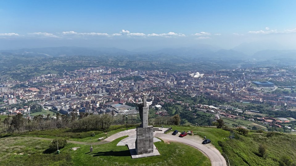 Statue vor Stadtpanorama