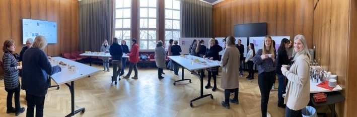 Sitzungssaal, Stehtische, Gallery Walk, Teilnehmende Frauenversammlung
